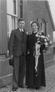 F26 Huwelijk Ap Winkels en Hanna Peters 1944